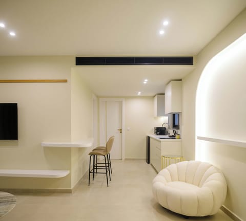 Premium 1-Bedroom Suite with Outdoor Hot Tub | Living area