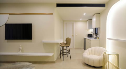 Premium 1-Bedroom Suite with Outdoor Hot Tub | Living area