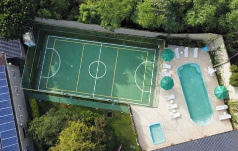 Picture your getaway with pool days and court games.