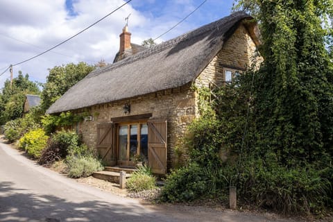 The Barn By The Ford - StayCotswold