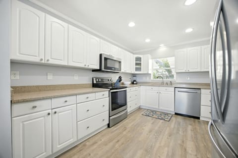 The spacious kitchen is well-equipped for an unforgettable getaway​