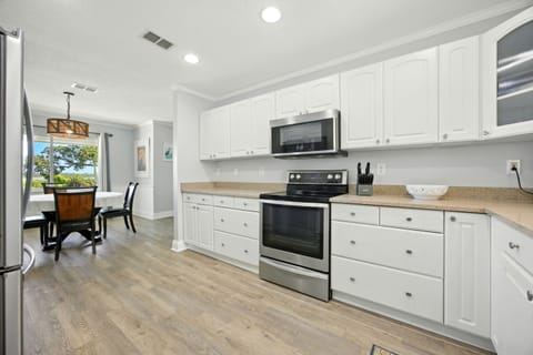 The spacious kitchen is well-equipped for an unforgettable getaway​