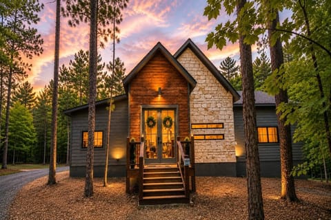 Modern luxury cabin nestled in the heart of Broken Bow