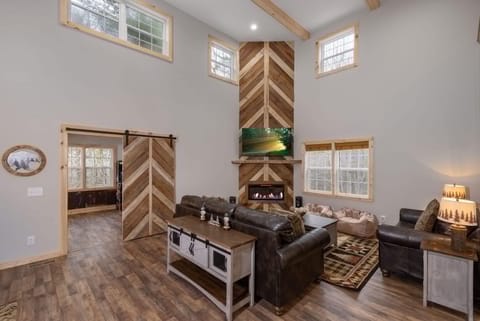 House | 5 bedrooms, desk