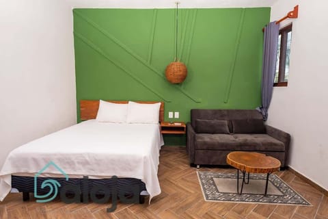 Habitación de buen tamaño con cama individual y sofá cama con ventana