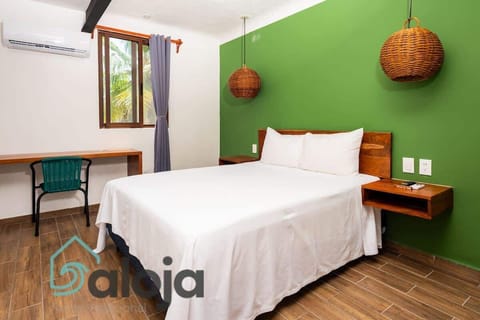 Habitación fresca con una cama para dormir comodamente