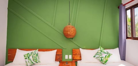Habitación de dos camas individuales con decoración moderna