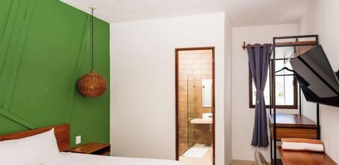 Habitación con cama King Size, TV plana, baño completo, clóset y ventana 