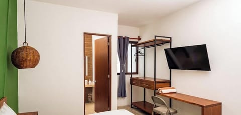 Habitación completa con escritorio, TV plana, baño y cama King Size