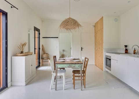 Cuisine aménagée et équipée ouverte sur séjour