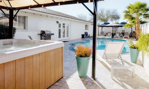 Welcome to Cactus Casa! With *heated pool and hot tub!