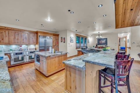 Kitchen: Drip coffee maker, toaster, blender, cooking utensils, tableware