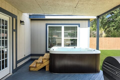 Enjoy our amazing private hut tub with your family and friends! 