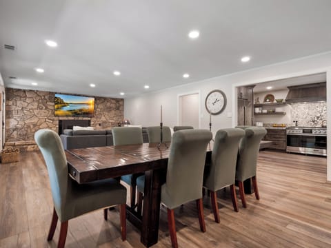 Open concept dining area to living room - Open concept dining area to living room