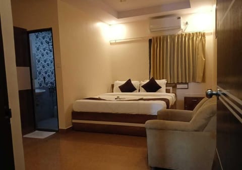 Deluxe Room | Desk, rollaway beds, free WiFi, bed sheets