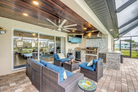 Lanai area with out door kitchen