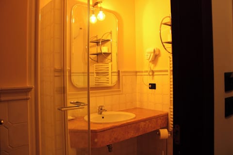 Camera Matrimoniale / DL | Bathroom | Shower, hair dryer, towels, soap