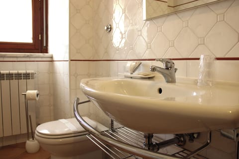 Comfort Triple Room | Bathroom | Shower, hair dryer, towels, soap