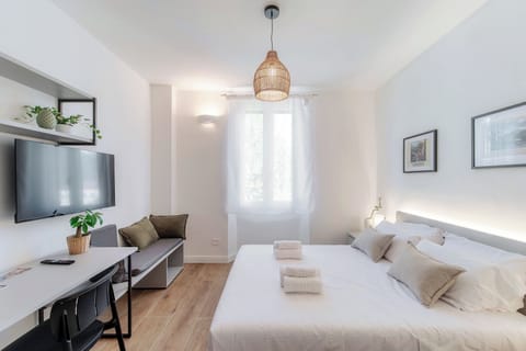 Deluxe Double Room, Partial Lake View | Blackout drapes, soundproofing, iron/ironing board, free WiFi