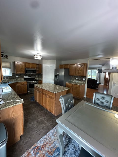 Family House, 4 Bedrooms | In-room dining