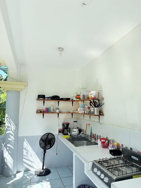 Full-size fridge, microwave, oven, stovetop