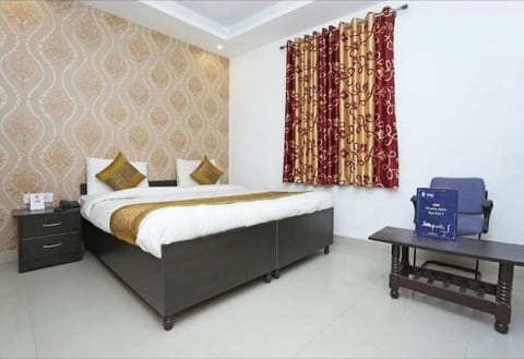 Deluxe Double Room | Desk, laptop workspace, soundproofing, iron/ironing board
