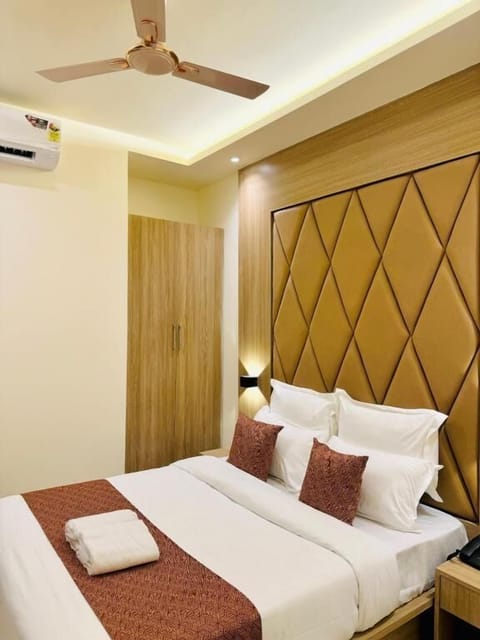 In-room safe, soundproofing, iron/ironing board, free WiFi