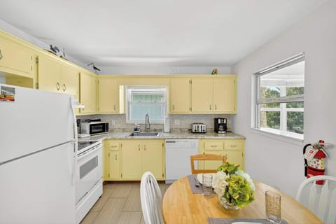 Well equipped kitchen for your preparing large feasts or beach picnics
