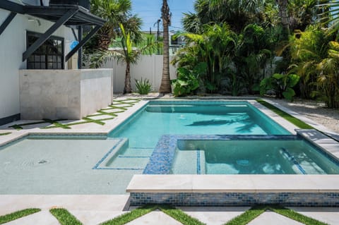 Welcome to Cat's Paw where this beautiful pool and spa is ready for you to enjoy!
