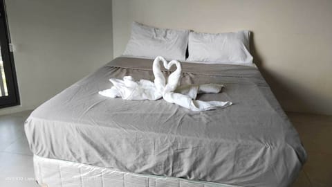 Deluxe Studio Suite, Multiple Beds, Non Smoking, Beach View | Individually decorated, individually furnished, desk, laptop workspace