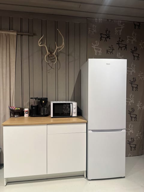 Comfort Villa | Private kitchen | Fridge, microwave, cookware/dishes/utensils