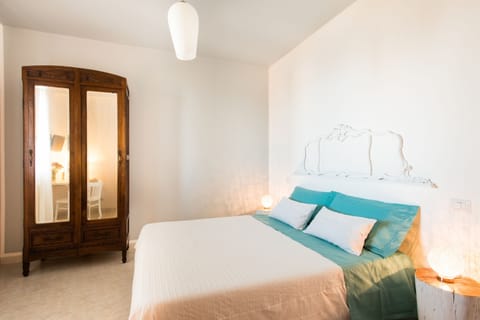 Double Room | Premium bedding, desk, iron/ironing board, free cribs/infant beds