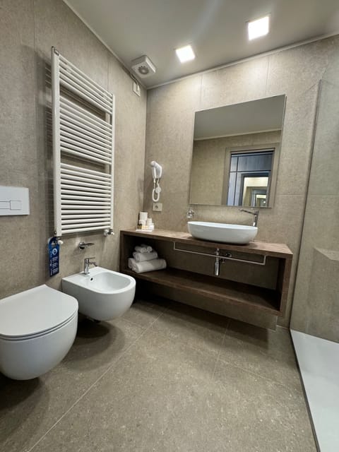 Double Superior New Style | Bathroom | Shower, free toiletries, hair dryer, bidet