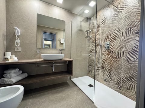 Double Superior New Style | Bathroom | Shower, free toiletries, hair dryer, bidet
