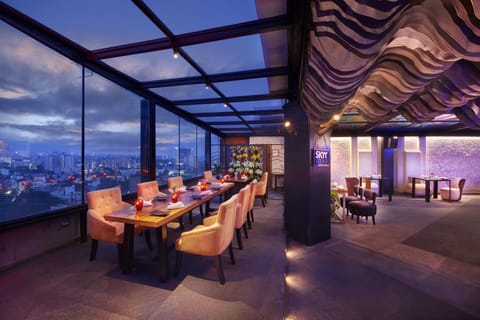 4 restaurants; breakfast, lunch, and dinner served