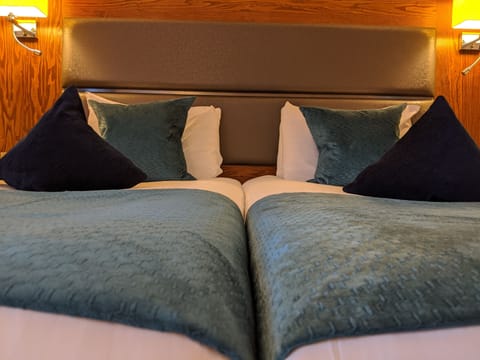 Twin Room, 2 Twin Beds | In-room safe, desk, iron/ironing board, free WiFi