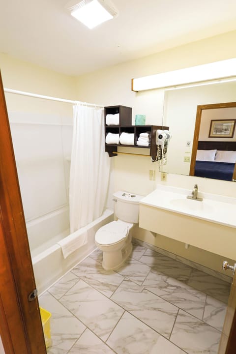 Combined shower/tub, free toiletries, towels