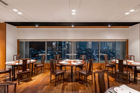 7 restaurants; breakfast, lunch, and dinner served