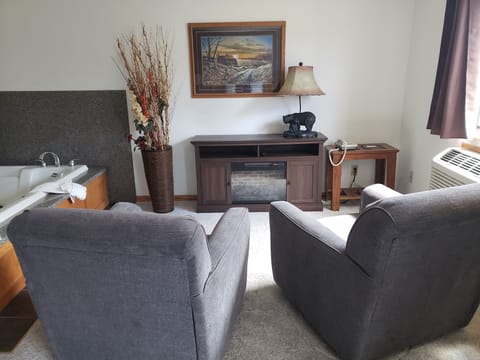 Suite, 1 King Bed, Non Smoking (Jacuzzi)  No Pets | Desk, free WiFi, bed sheets, alarm clocks