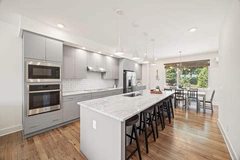 Ample counter space that can seat upto 5 guests on kitchen counter top.