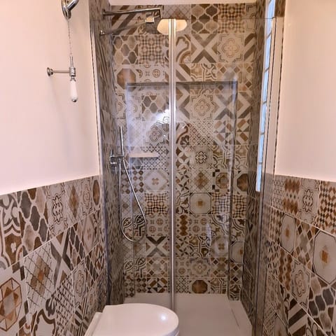 Double Room, City View | Bathroom | Shower, free toiletries, hair dryer, towels