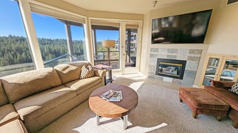Mt Bachelor Village 324 - Living and Deck