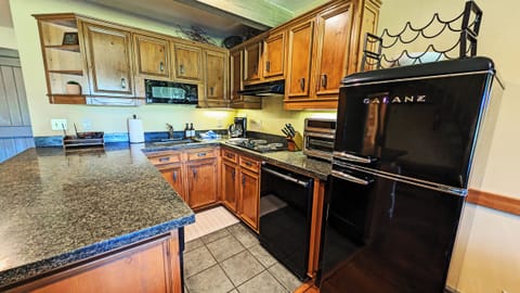 The Mt. Bachelor Retreat - Refrigerator/Freezer, Dishwasher, Stovetop and Countertop Oven