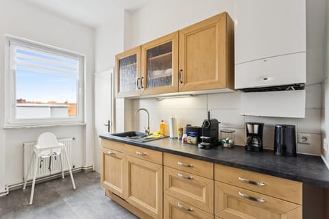 Die helle, voll ausgestattete Küche mit modernem Design und gemütlicher Sitzecke bietet alles, was man zum Kochen und Genießen braucht.