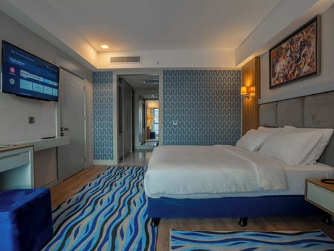 Suite with Queen Size Bed | Premium bedding, minibar, in-room safe, laptop workspace