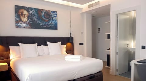Junior Suite | Premium bedding, down comforters, Select Comfort beds, minibar