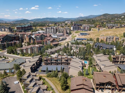 Your new neighborhood! ️Walking distance to the slopes & free shuttle access!