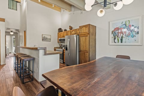 From morning pancakes to evening cocoa, enjoy a kitchen built for families!