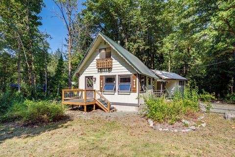 Baring Vacation Rental | 2BR | 1BA | 870 Sq Ft | 5 Steps Required