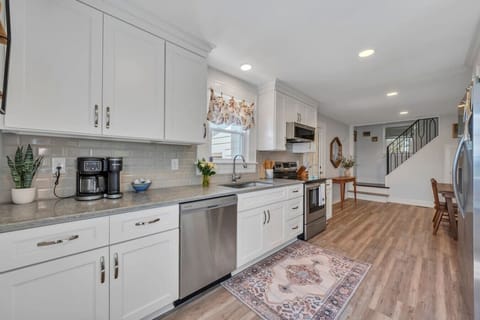 Fully stocked kitchen with oven, cooktop, Keurig and included Keurig Coffee Pods